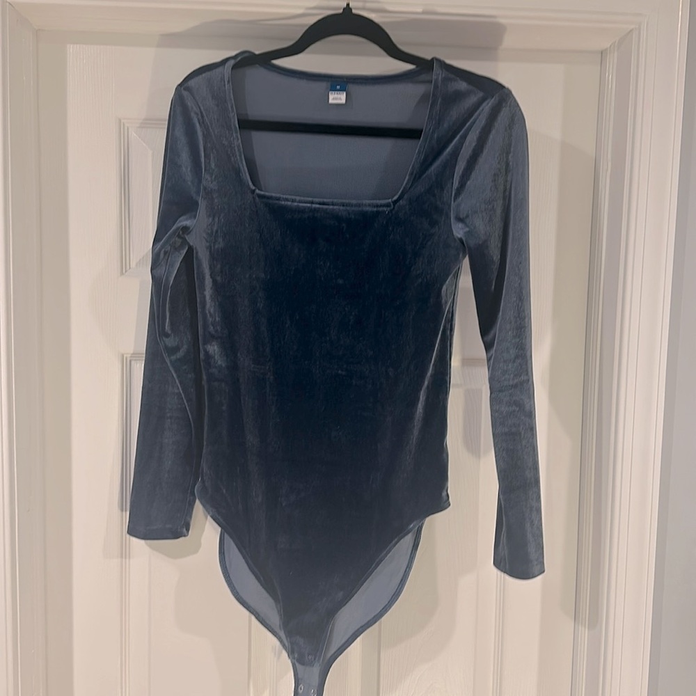 Like-new blue, square neck long sleeve velvet body suit from Old Navy. Size M.